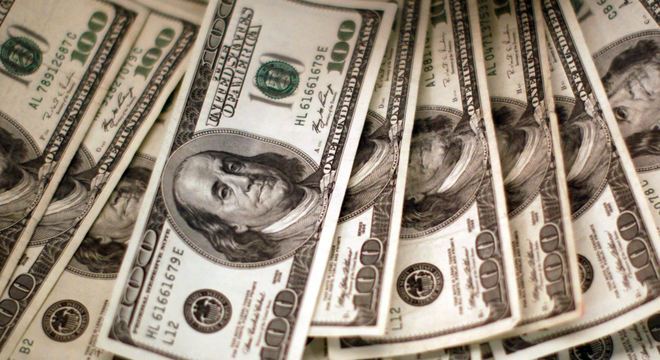 Dólar crava novo recorde perto de R$ 4,36 por temor ao coronavírus